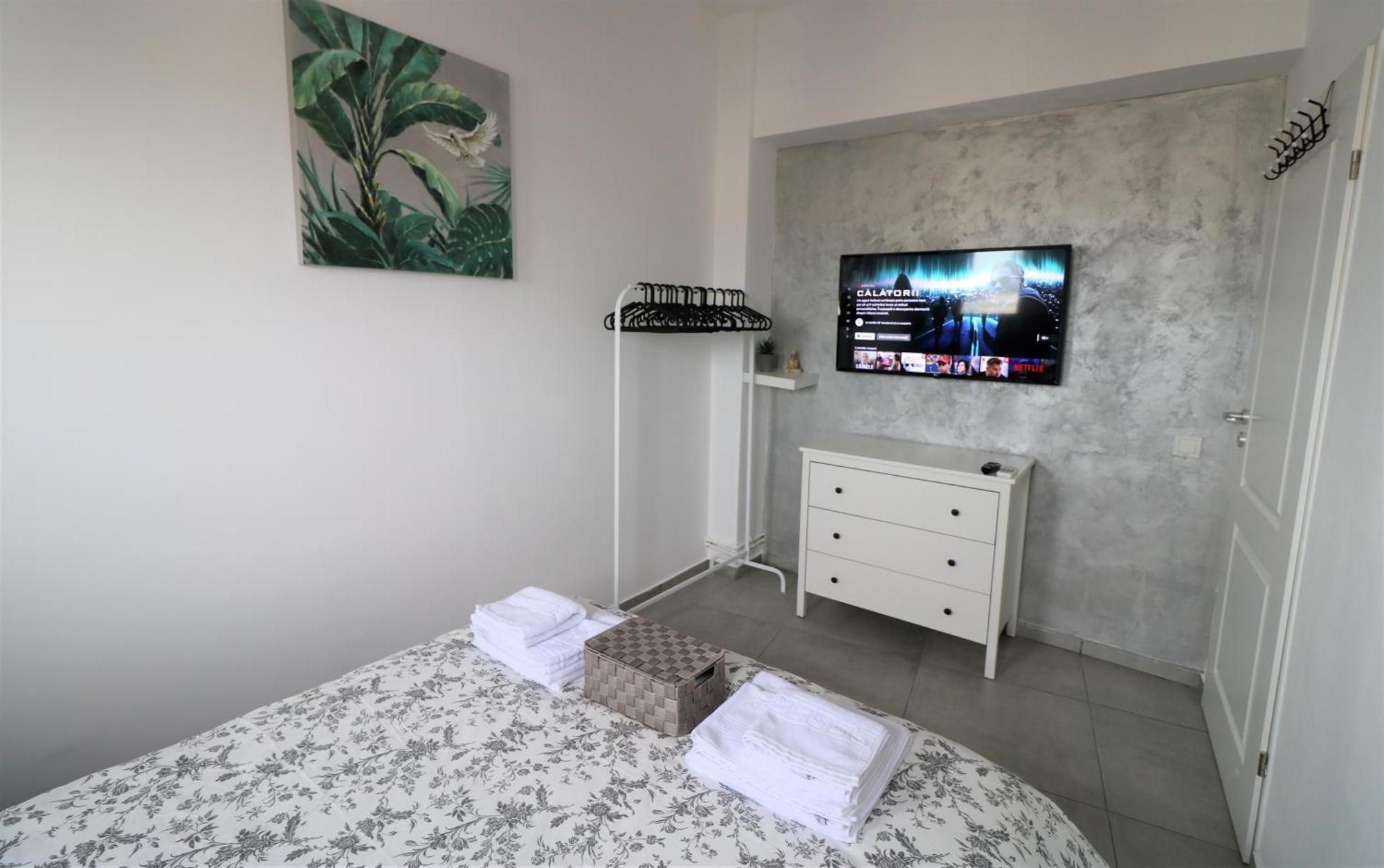Serenity Heights Apartment: A Panoramic Haven Near Old Town - Free Minibar Bucureşti Ngoại thất bức ảnh