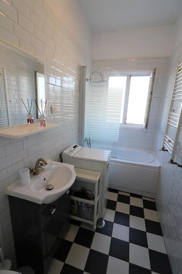Serenity Heights Apartment: A Panoramic Haven Near Old Town - Free Minibar Bucureşti Ngoại thất bức ảnh